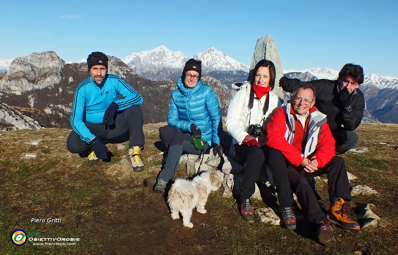 90 Noi al cippo del Monte Rai (autoscatto)....JPG